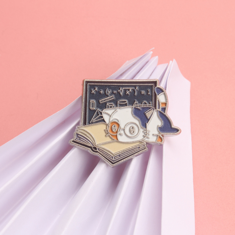 Spilla smaltata vintage con si - Vintage Fashion Books recensione e prezzo