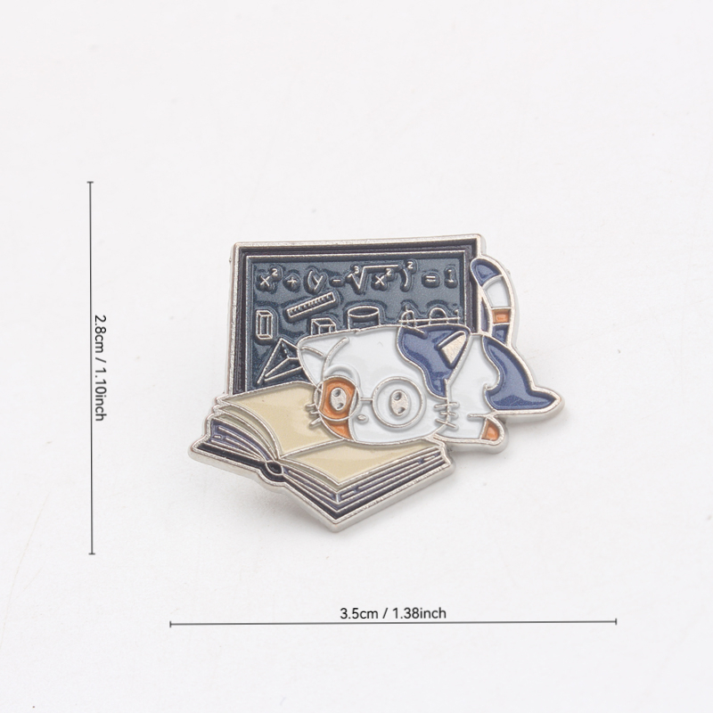 Spilla smaltata vintage con si - Vintage Fashion Books recensione e prezzo